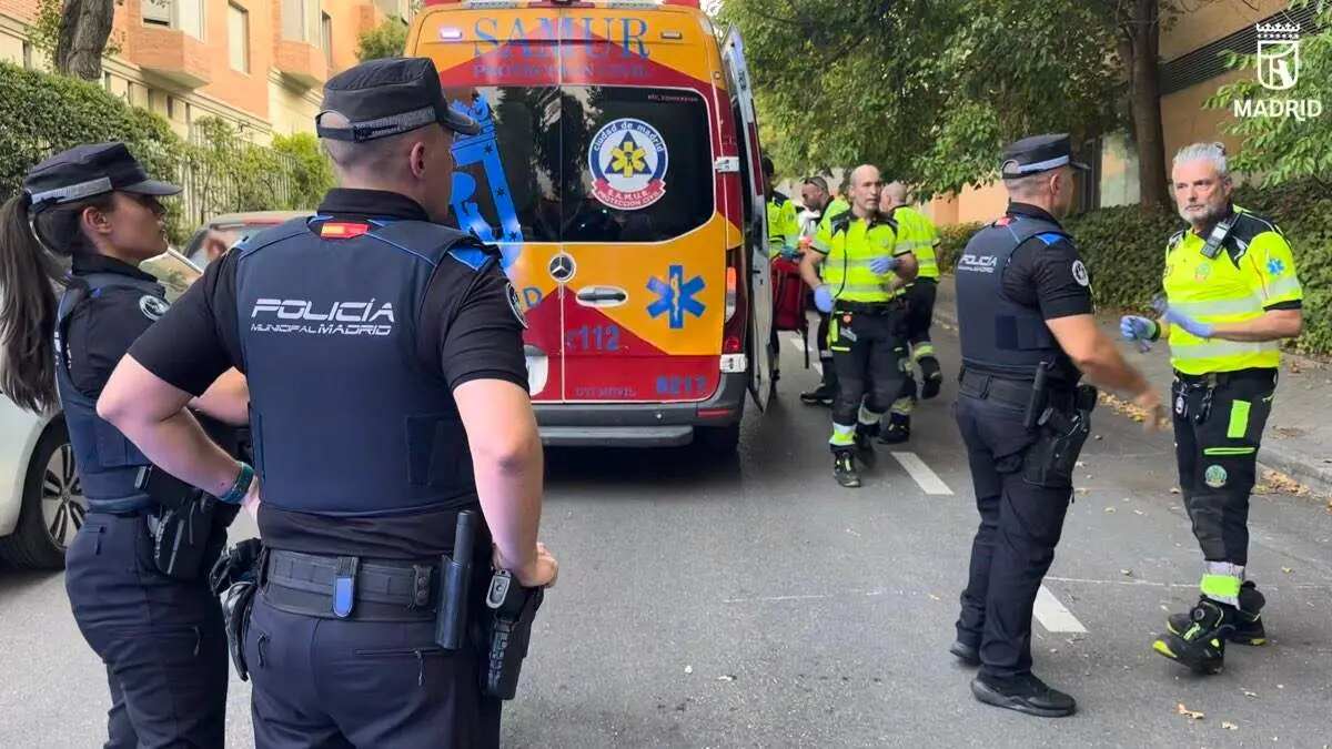 Intervenci&oacute;n del SAMUR tras el ahogamiento en una piscina de Hortaleza. EMERGENCIAS MADRID