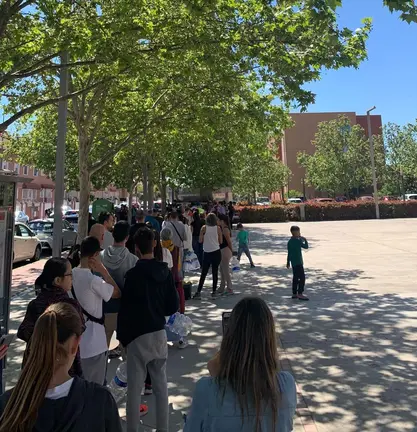 Vecinos hacen cola para recoger agua de una cisterna en el Distrito IV de Alcalá de Henares. MÁS MADRID ALCALÁ