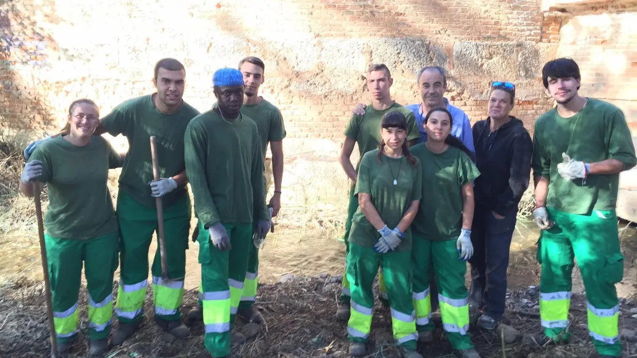 Grupo de j&oacute;venes del Plan de Inserci&oacute;n Laboral que ha descubierto la inscripci&oacute;n (Ayto. de Alcal&aacute; de Henares). 