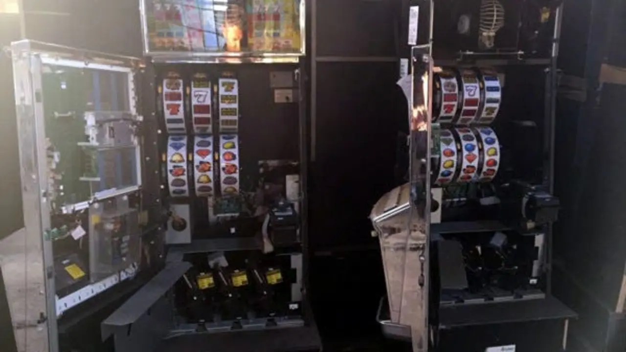 M&aacute;quinas tragaperras en el interior de la nave (Polic&iacute;a Local de Velilla de San Antonio).