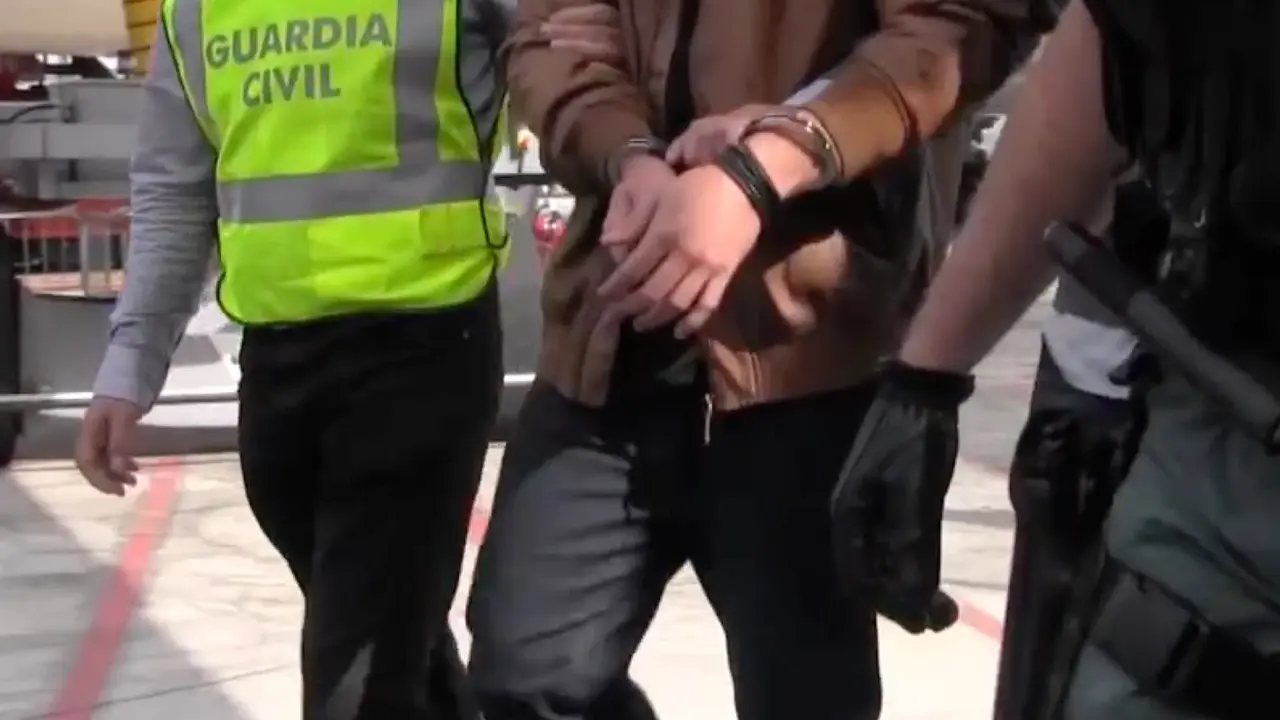 Patrick fue detenido tras aterrizar en Barajas. 