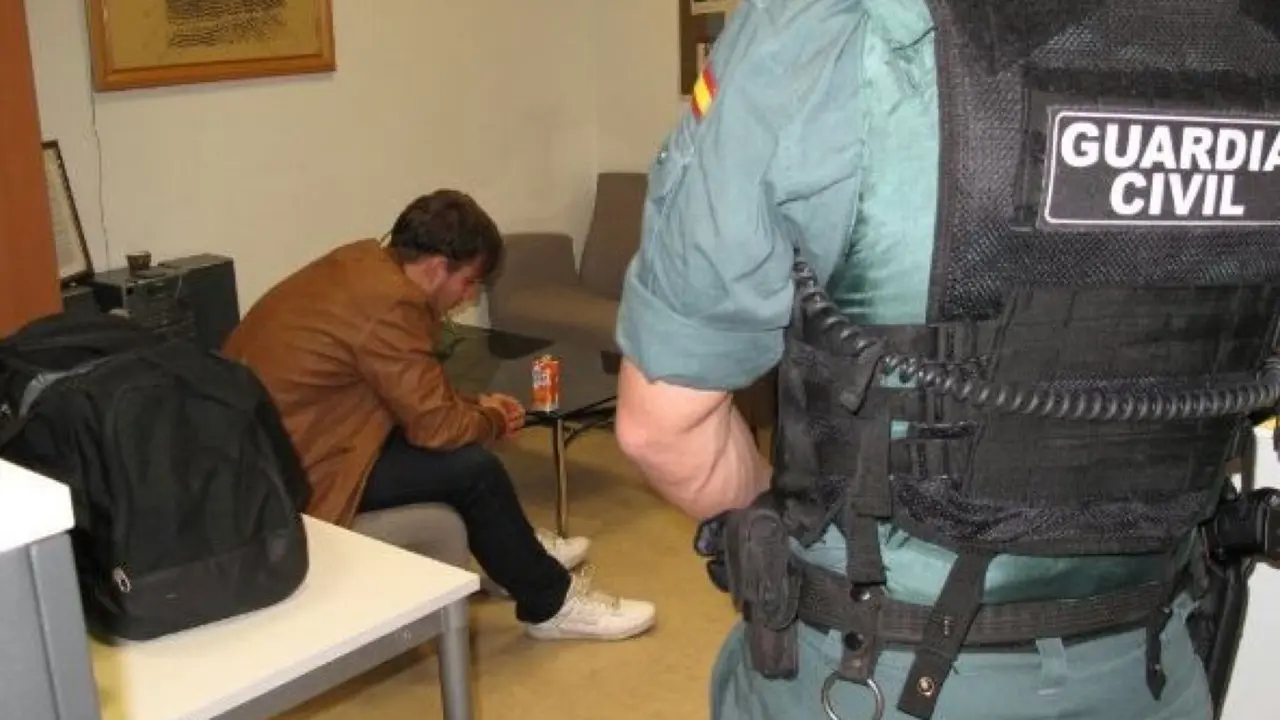 Patrick junto a un agente de la Guardia Civil en el aeropuerto de Barajas (O Globo TV)