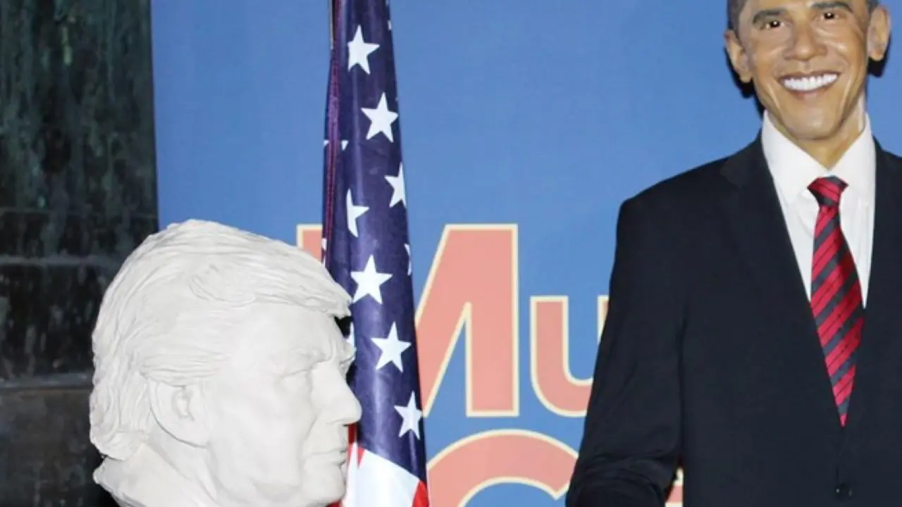 Busto de Donald Trump en el Museo de Cera de Madrid junto a la estatua de Barack Obama, el presidente saliente.