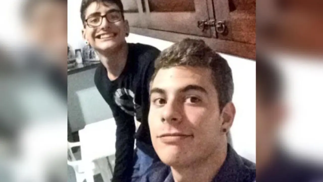 El acusado junto al amigo con el que se mensaje&oacute;.