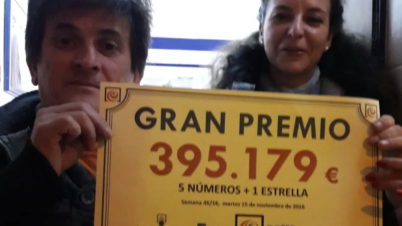 Carmela sujeta el cartel del premio en una imagen cedida a MiraCorredor.tv.