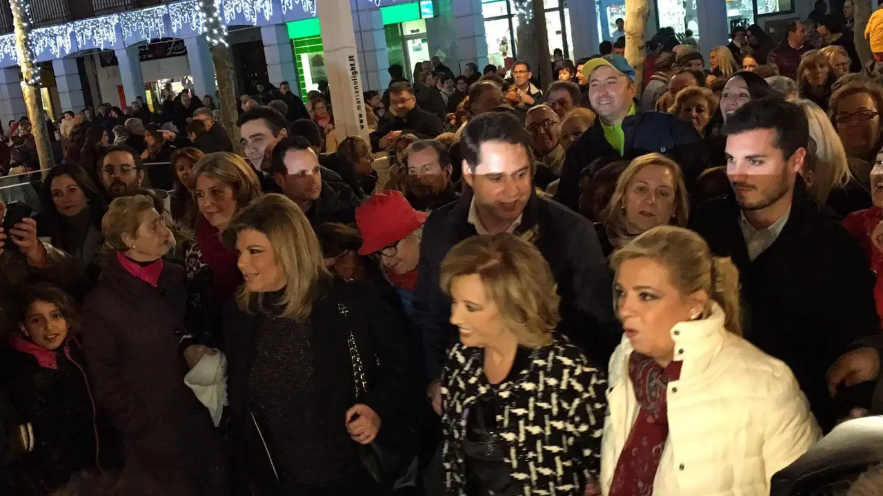 Las Campos pasean por la Plaza Mayor de Torrej&oacute;n junto al alcalde y multitud de vecinos (MiraCorredor.tv).