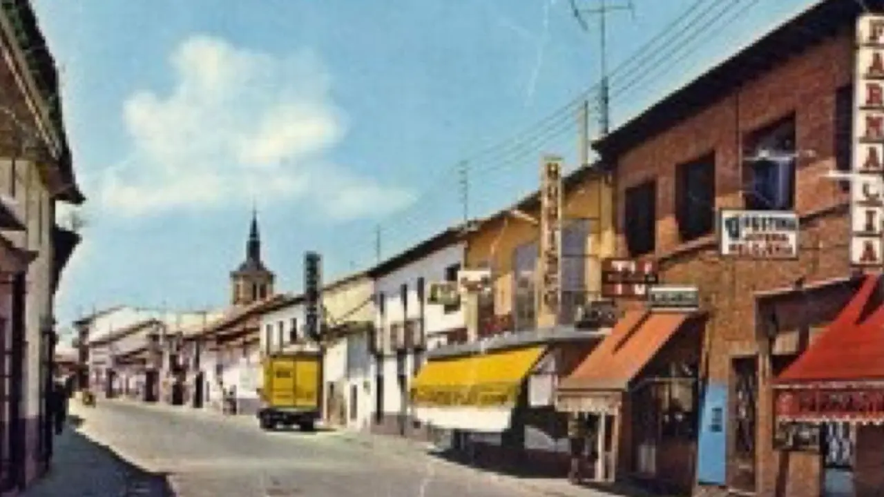 La calle Enmedio de Torrej&oacute;n de Ardoz en los a&ntilde;os 60 (Enrique S&aacute;nchez Ferreras).