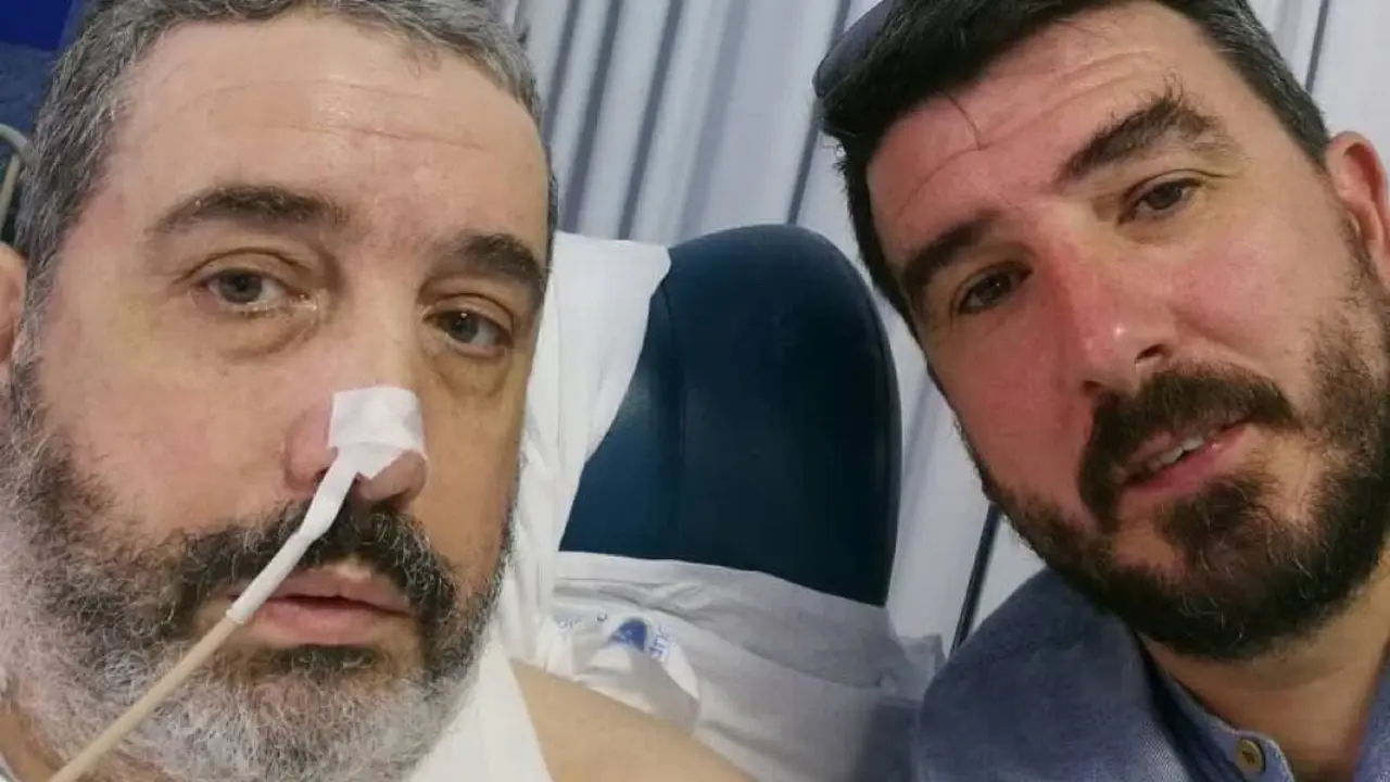 Luis Alfonso junto a su hermano, Jorge, en el hospital (cedida). 