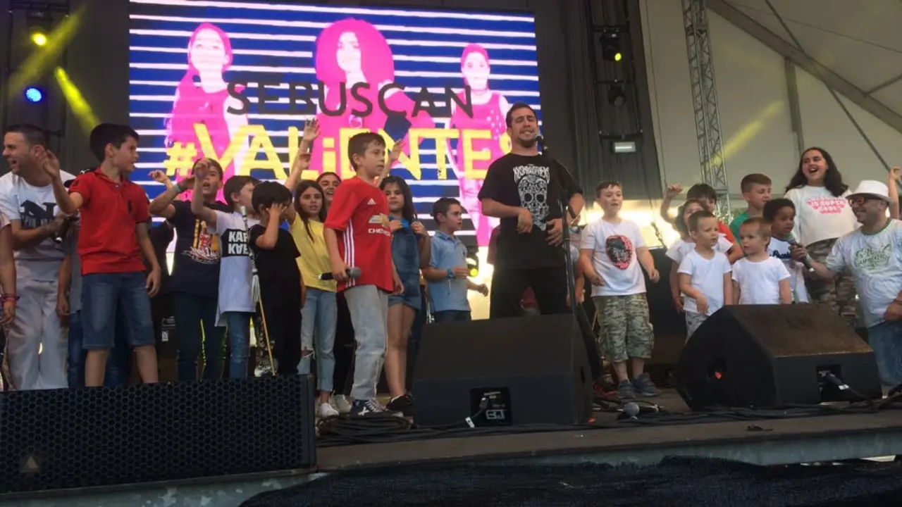 Un grupo de ni&ntilde;os interpreta junto a Montilla la canci&oacute;n Se Buscan Valientes. 