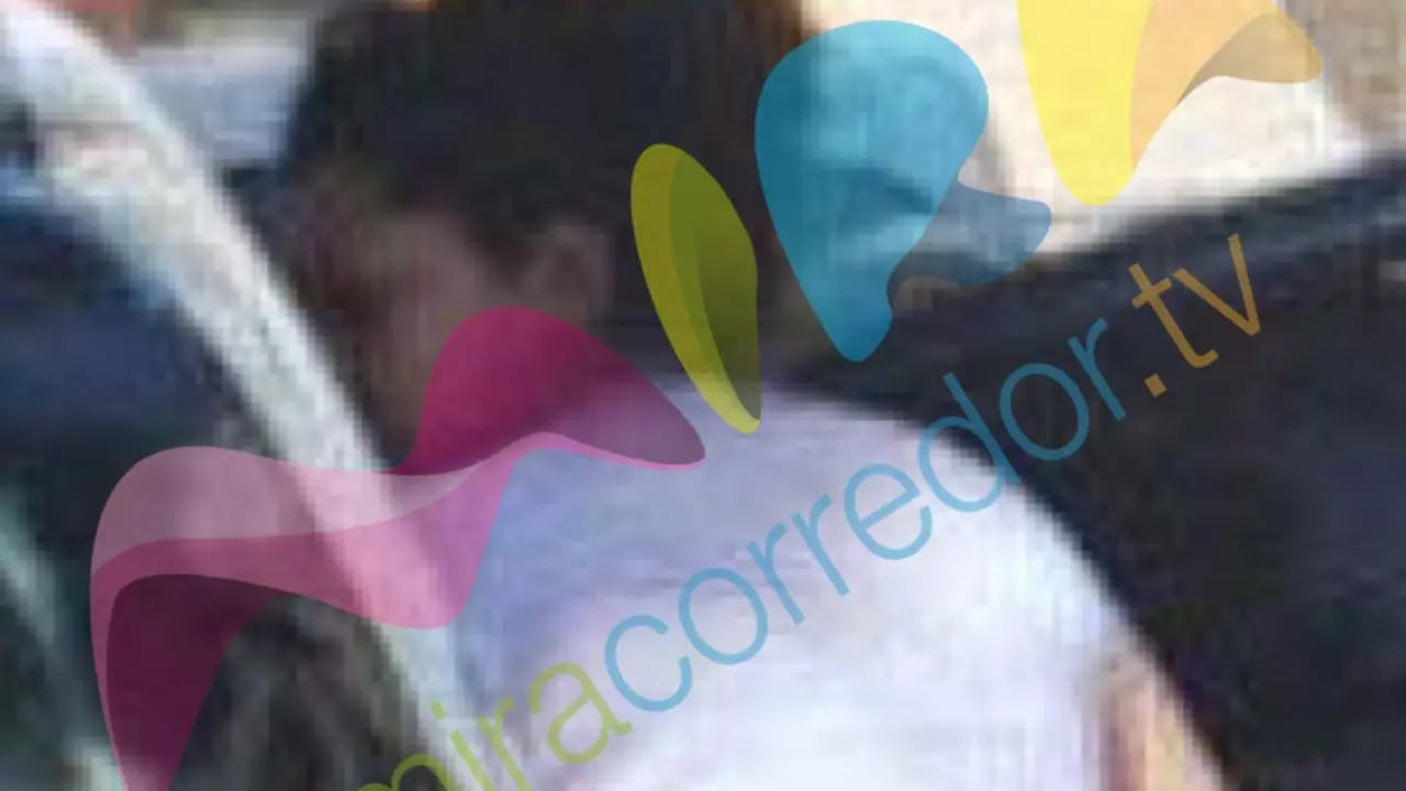 El presunto agresor y su acompa&ntilde;ante cuando se dispon&iacute;an marcharse (MiraCorredor.tv). 