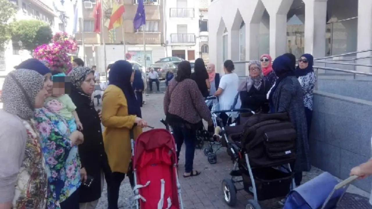 Familiares del menor a las puertas del Ayuntamiento (MiraCorredor.tv). 