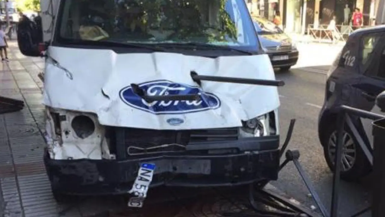 El cami&oacute;n empotrado en Ciudad Lineal (ABC). 