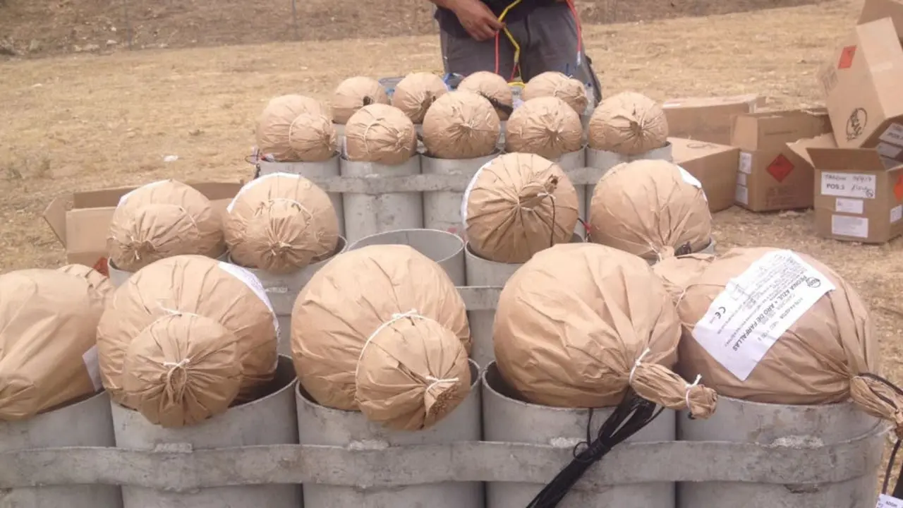 Montaje de los Fuegos Artificiales de Torrej&oacute;n (RICASA).