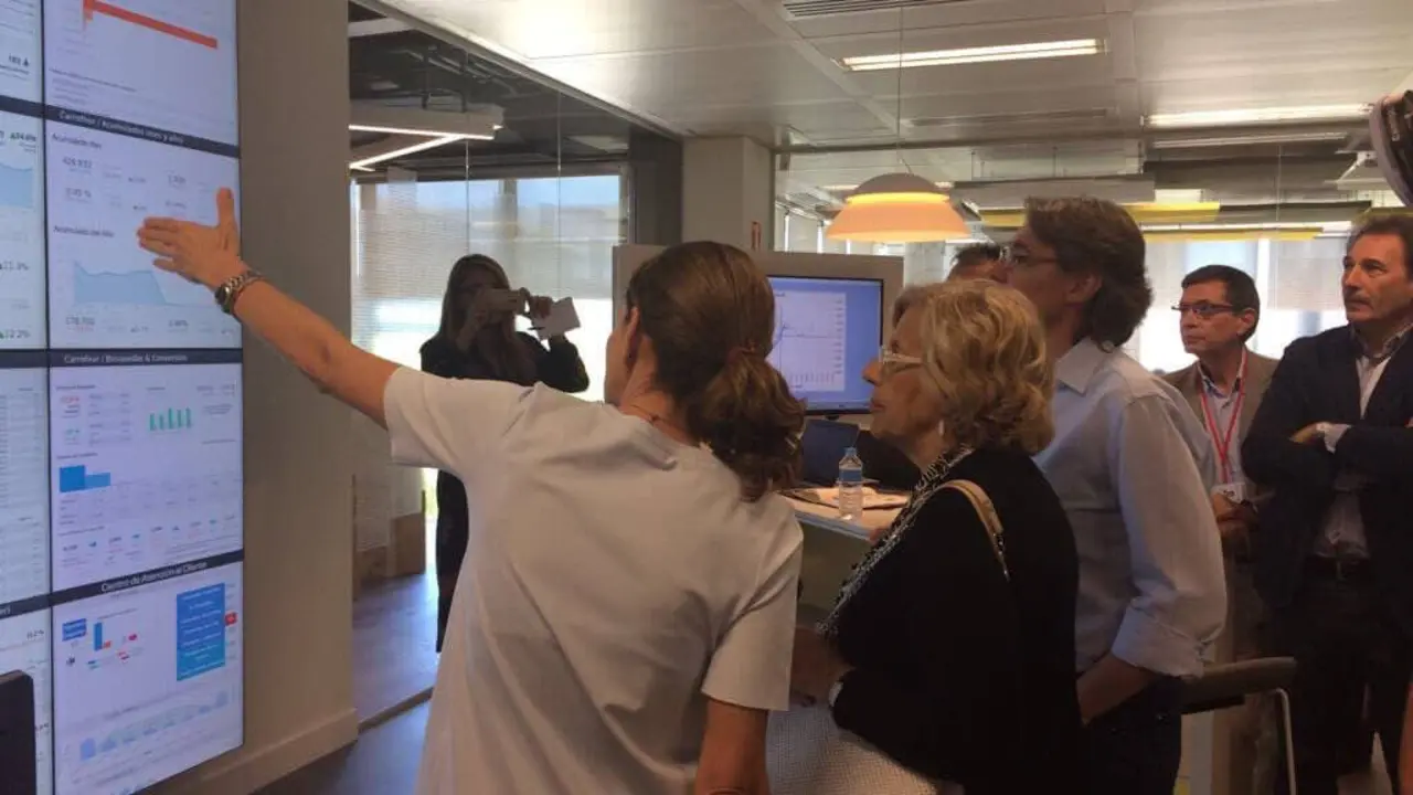 Carmena durante su visita (Carrefour). 