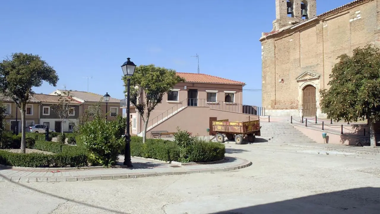 Iglesia y Plaza Mayor de Villamuriel de Campos.