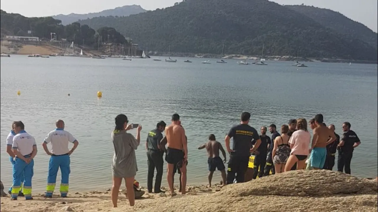La familia con los servicios de emergencia antes de encontrar el cad&aacute;ver. 