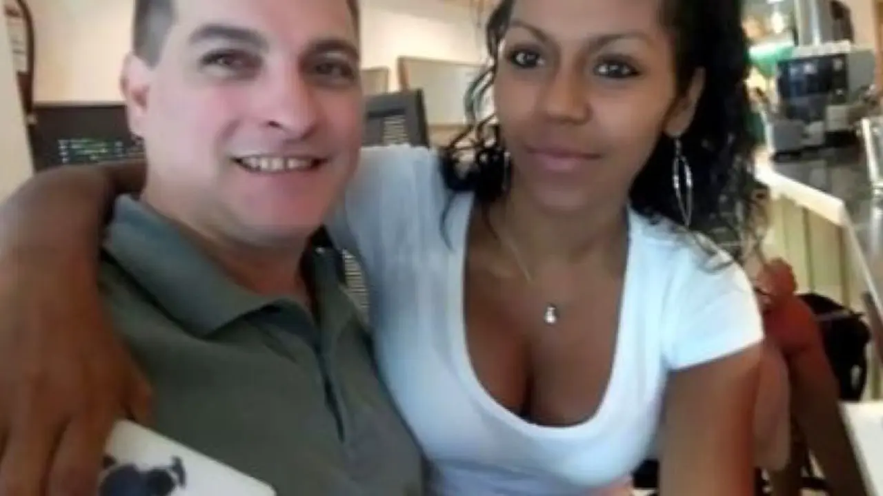 Rom&aacute;n junto a su novia Heidi.