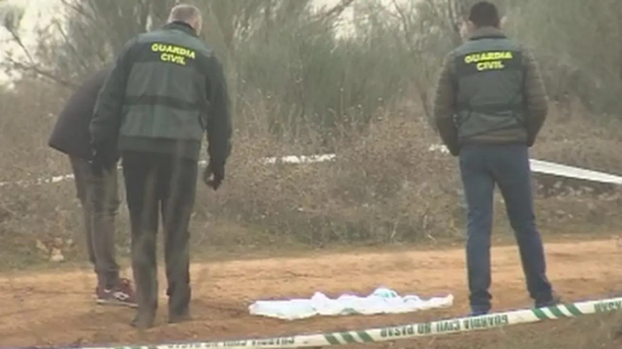 Agentes en el lugar del crimen. 