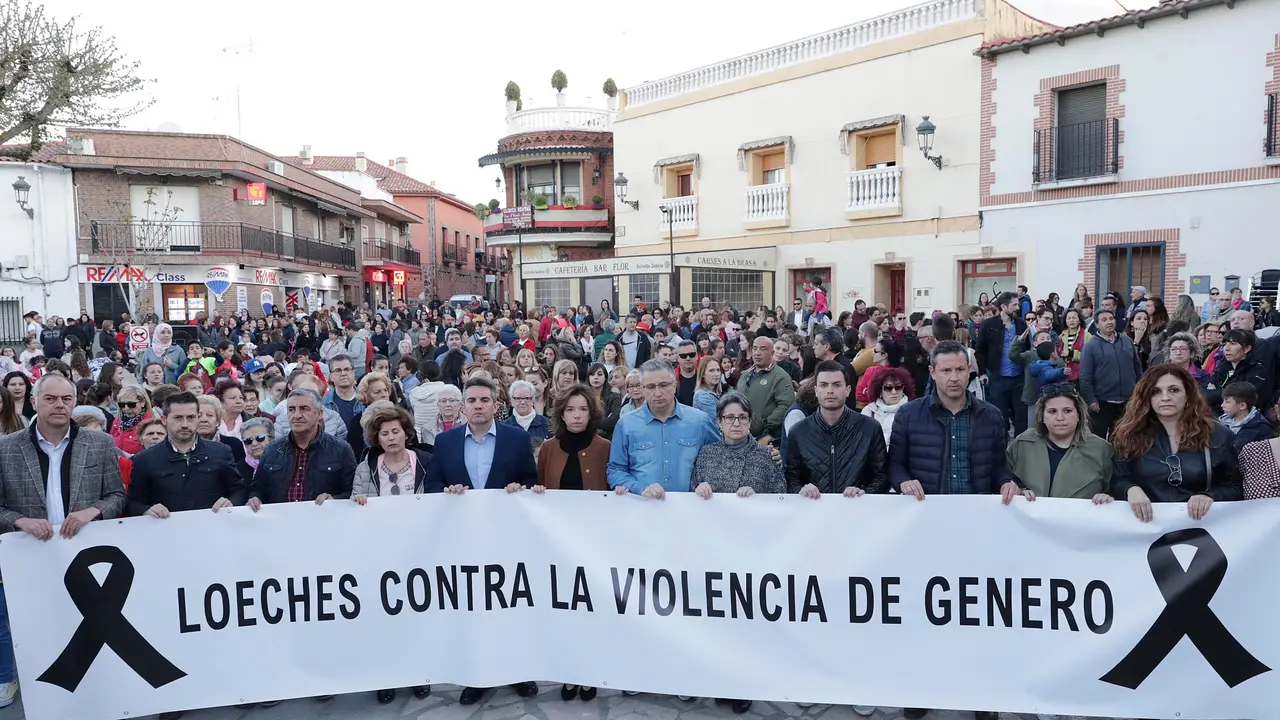 PAULA GOMEZ ANGULO asiste a una concentraci&oacute;n de condena por el asesinato de una mujer en LOECHES. Junto a ella (a su izq.) el alcalde Antonio Notario Lopez.

Foto: D.Sinova
