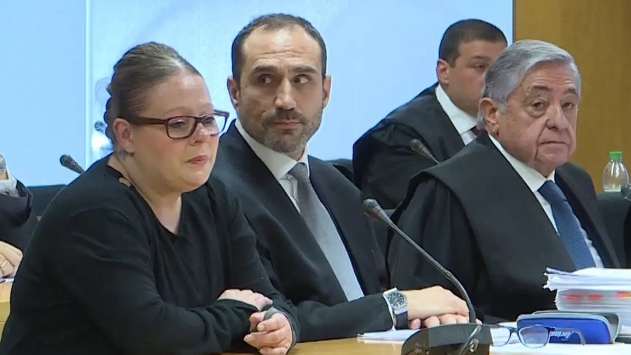 La auxiliar durante el juicio.