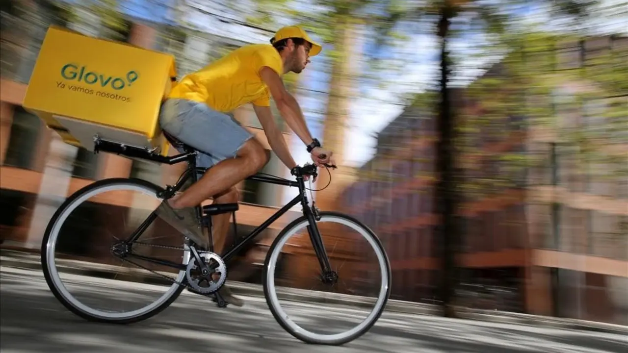 Barcelona 16 09 2016 Economia   Innovacion de entregas cada vez mas rapidas  Mensajeria rapida  un trabajador de GLOVO  una app que permite hacer recados en solo una hora  En la foto entrega en bicicleta o bici de un paquete  FOTO de RICARD CUGAT