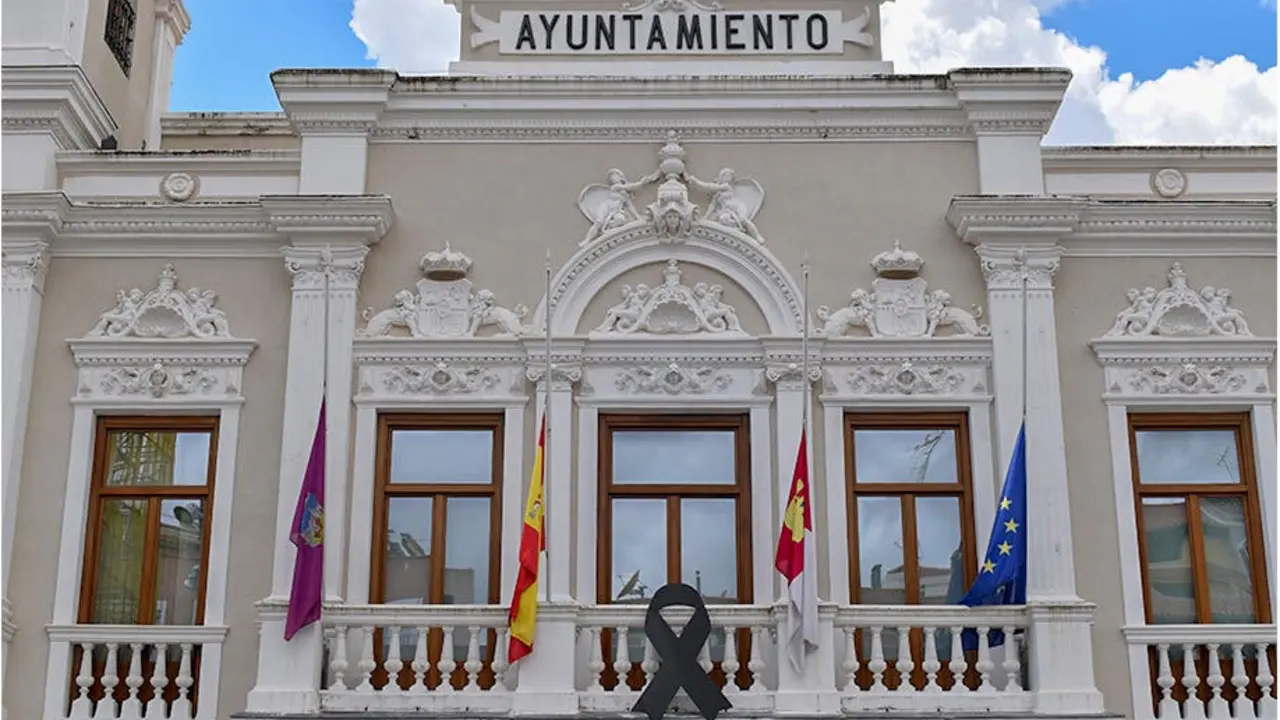 Facha del Ayuntamiento de Guadalajara (Ayto. de Guadalajara). 