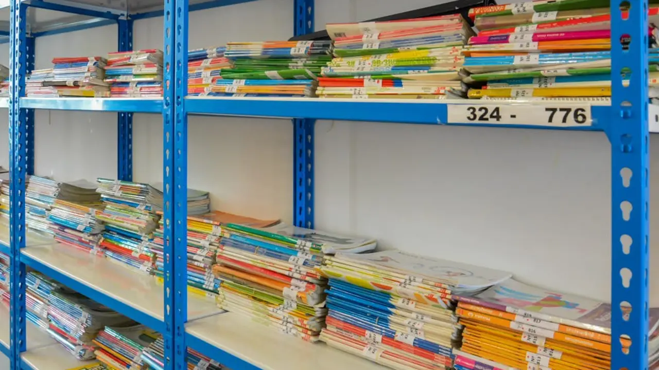 Hoy lunes 7 de septiembre comienza el nuevo plazo para donar libros dentro del programa de intercambio de libros de textos que por tercer a&ntilde;o consecutivo se ha puesto en marcha para ayudar a las familias de la ciudad. En este nuevo periodo se podr&aacute;n intercambiar libros de texto para el pr&oacute;ximo curso escolar, consiguiendo un importante ahorro econ&oacute;mico con esta iniciativa que el Ayuntamiento de Torrej&oacute;n de Ardoz, a trav&eacute;s de su Concejal&iacute;a de Educaci&oacute;n, ha vuelto a poner en marcha tras el &eacute;xito que obtuvo el a&ntilde;o pasado. El plazo se prolongar&aacute; hasta el 11 de septiembre y los libros podr&aacute;n donarse en la Concejal&iacute;a de Educaci&oacute;n en horario de lunes a viernes de 9:00 a 14:00 horas y de lunes a jueves tambi&eacute;n de 16:30 a 19:30 horas. Por su parte, la recogida de libros por parte de los alumnos se iniciar&aacute; a partir del 16 de septiembre. El objetivo es ayudar a las familias en la adquisici&oacute;n de los libros de texto de sus hijos, promoviendo el intercambio de estos, adem&aacute;s de concienciar al alumnado del municipio