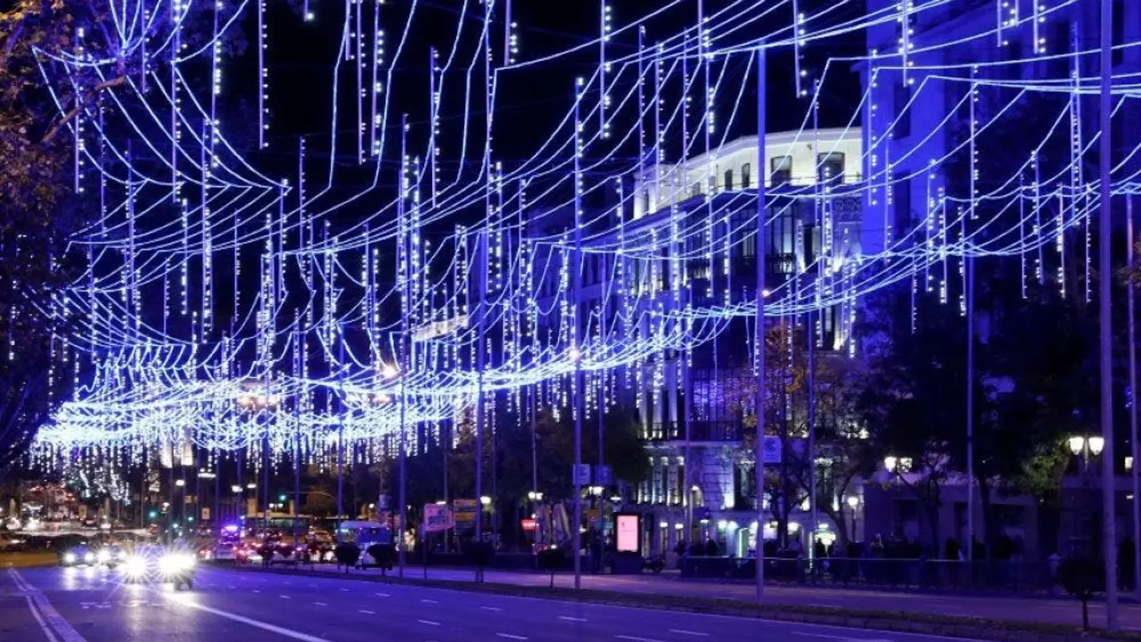 GRAF4919. MADRID, 23/11/2018.- Vista de la calle Alcal&aacute; de Madrid, durante el tradicional encendido de luces de Navidad. EFE/Ballesteros
