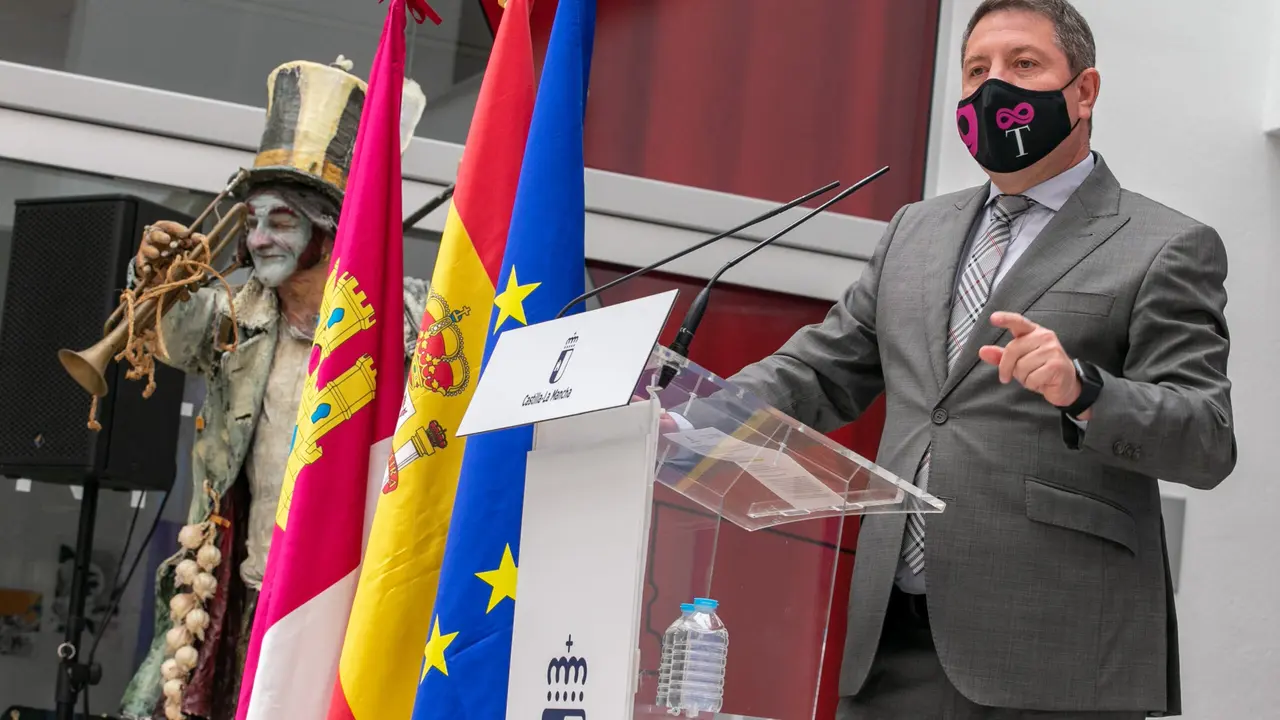 Tarazona de la Mancha (Albacete), 3 de mayo de 2021.- El presidente de Castilla-La Mancha, Emiliano Garc&iacute;a-Page, inaugura el Centro de Interpretaci&oacute;n del Patrimonio Local y del Carnaval, en la Plaza Mayor de Tarazona de la Mancha (Albacete). (Fotos: A. P&eacute;rez Herrera // JCCM)