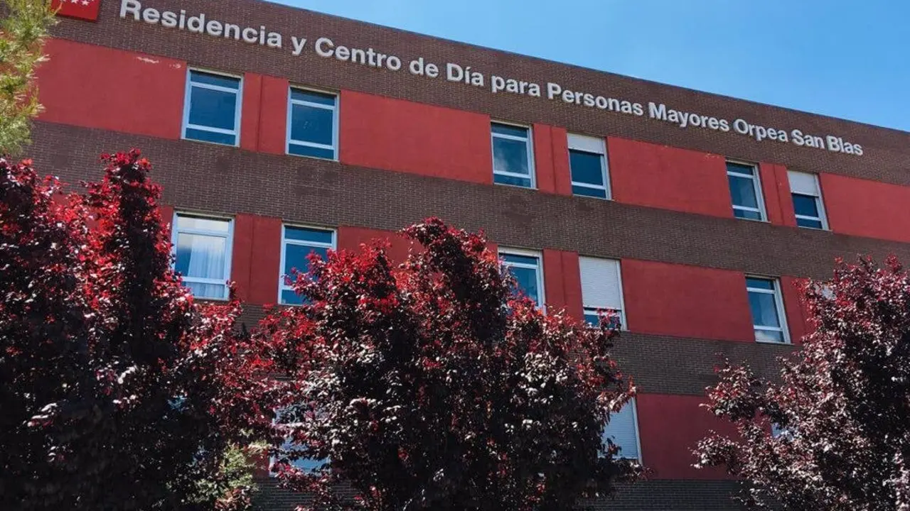 04-06-2021 Fachada de la residencia de mayores Orpea San Blas, a 4 de junio de 2021, en San Blas, Madrid, (Espa&ntilde;a). El centro ha registrado un brote de 21 usuarios infectados por coronavirus, pese a que todos ellos est&aacute;n vacunados con la pauta completa, de los cuales 7 han tenido que ser ingresados en el Hospital Ram&oacute;n y Cajal. Se desconoce el origen del brote, ya que por el momento han dado negativo los trabajadores, aunque es probable que la cepa responsable pueda ser la brit&aacute;nica.
POLITICA 
C&eacute;zaro De Luca - Europa Press