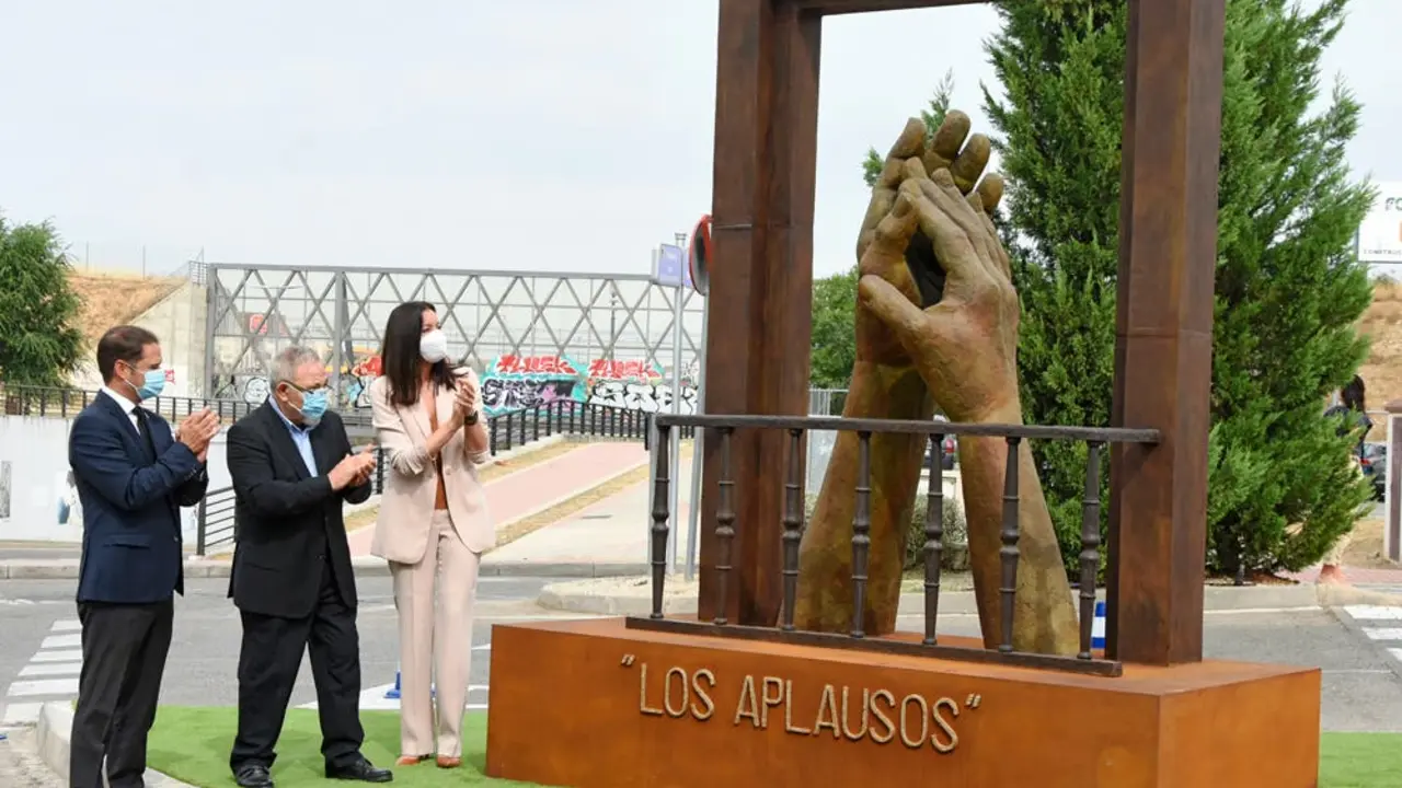 El aldaqlde junto al escultor en la inauguraci&oacute;n de Los Aplausos. 
