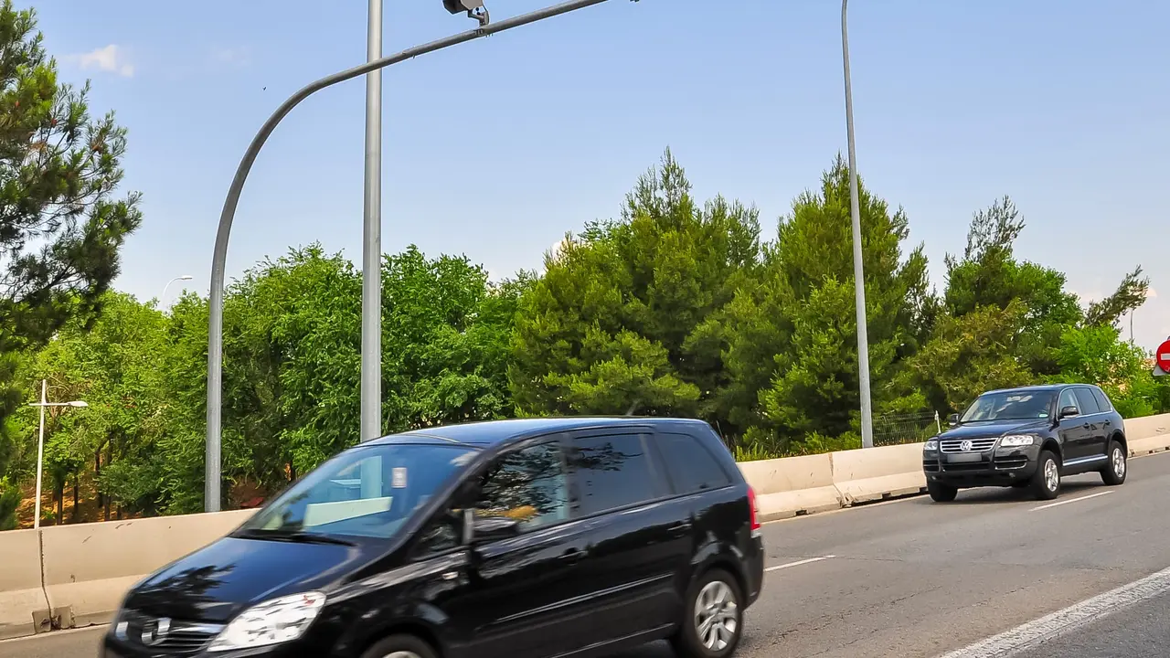 Lector de matr&iacute;culas ubicados en las entradas del Munic&iacute;pio para vigilar los veh&iacute;culos sospechosos.