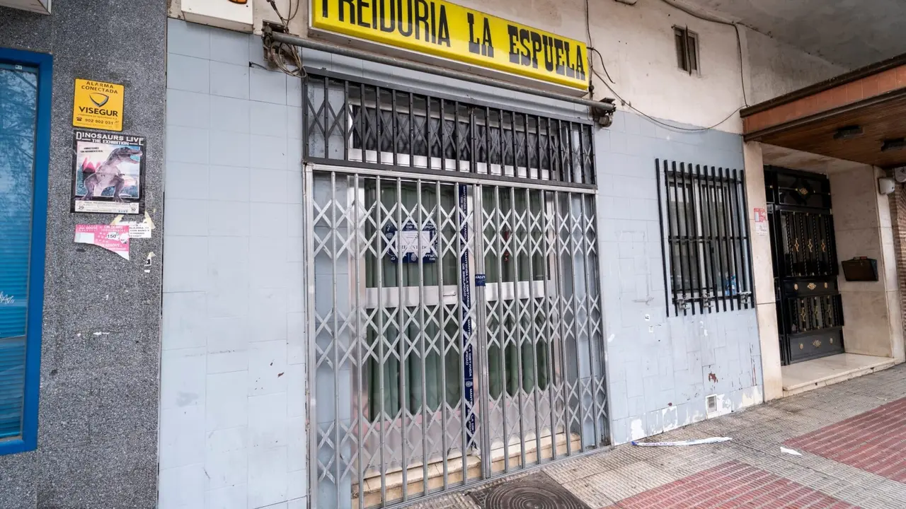 Fachada del bar Freidur&iacute;a La Espuela, donde ayer, 28 de diciembre fueron encontrados dos cad&aacute;veres, a 28 de diciembre de 2021, en Parla, Madrid (Espa&ntilde;a). La Polic&iacute;a Nacional est&aacute; investigando si los dos cad&aacute;veres encontrados en este bar de Parla murieron de forma violenta y no por una explosi&oacute;n en la cocina. Los agentes est&aacute;n a la espera de los resultados oficiales de la autopsia y han indicado que desconocen si hubo una explosi&oacute;n en el local.
A. P&eacute;rez Meca / Europa Press
29/12/2021