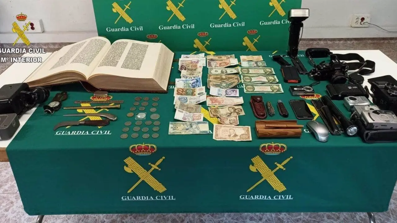 06/06/2022 Sucesos.- Dos detenidos por robar objetos de coleccionista en una vivienda en Cabanillas del Campo.

La Guardia Civil de Guadalajara, en el marco de la operaci&oacute;n 'TANAJ', ha detenido a dos personas como presuntos autores de

POLITICA ESPA&Ntilde;A EUROPA CASTILLA-LA MANCHA
GUARDIA CIVIL