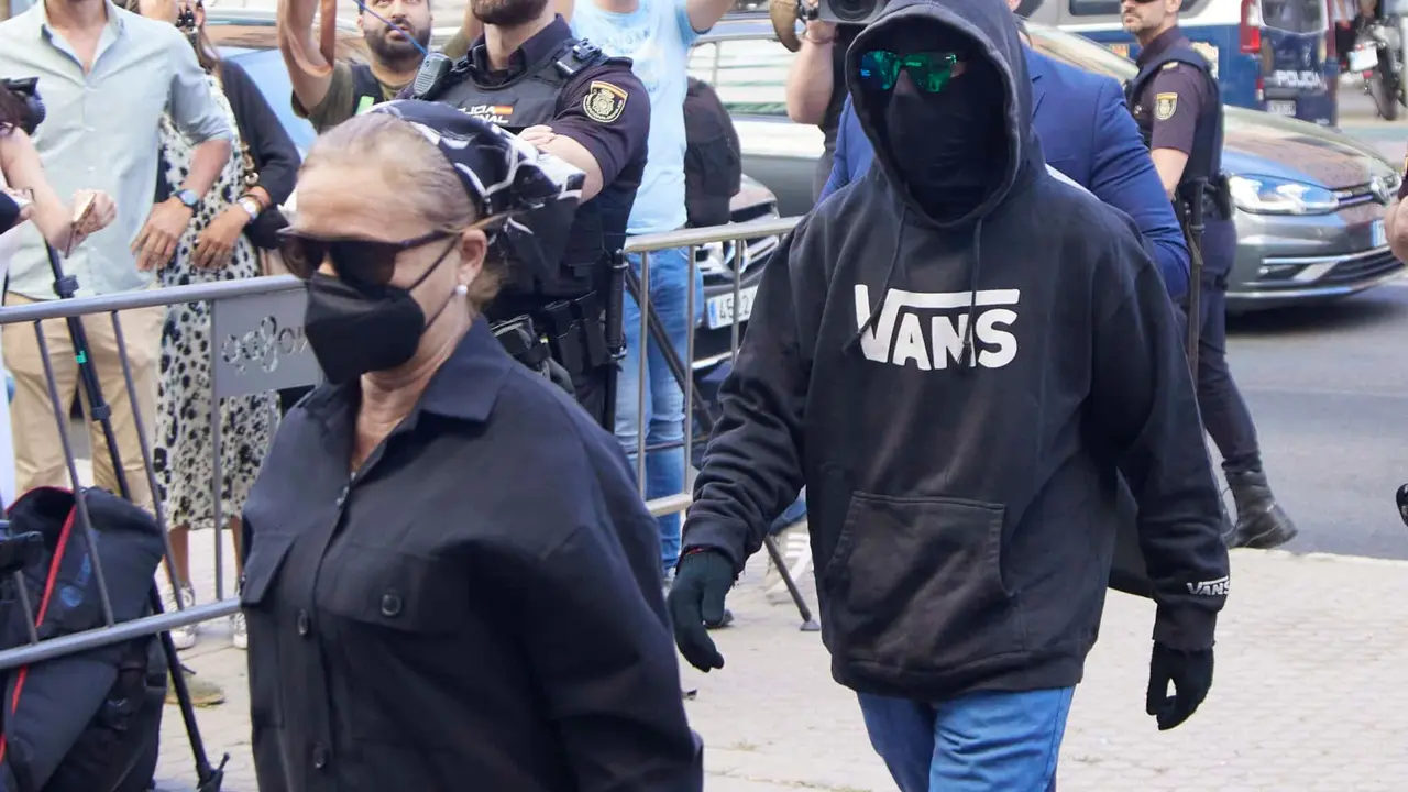 Llegada a los juzgados de Francisco Javier Garc&iacute;a, conocido como 'El Cuco' y de su madre, Rosal&iacute;a Garc&iacute;a, escoltados por la polic&iacute;a durante la primera sesi&oacute;n del juicio contra el joven Francisco Javier Garc&iacute;a, conocido como 'El Cuco', y contra su madre por presunto delito de falso testimonio en sus comparecencias en el juicio celebrado en 2011 por el crimen de Marta del Castillo en el Juzgado de lo Penal n&uacute;mero 7, a 26 de mayo de 2022 en Sevilla (Andaluc&iacute;a, Espa&ntilde;a)
Joaquin Corchero / Europa Press
26/5/2022