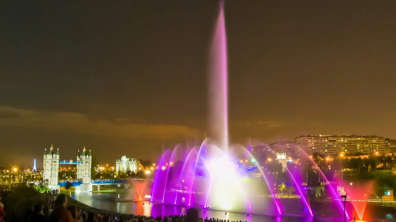 Fuegos artificiales en el espect&aacute;culo de luz, sonido y fuego del Parque Europa.