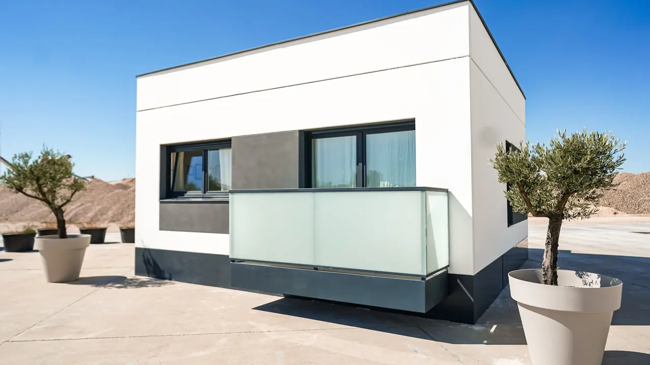 MART&Iacute;N VISITA LA F&Aacute;BRICA DONDE HAN COMENZADO A CONSTRUIRSE LAS PRIMERAS VIVIENDAS INDUSTRIALIZADAS DEL PLAN VIVE