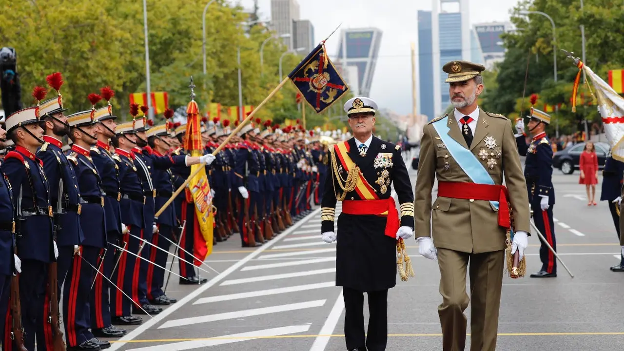 Su Majestad el Rey pasa revista a la agrupaci&oacute;n de la Guardia Real que rend&iacute;a honores