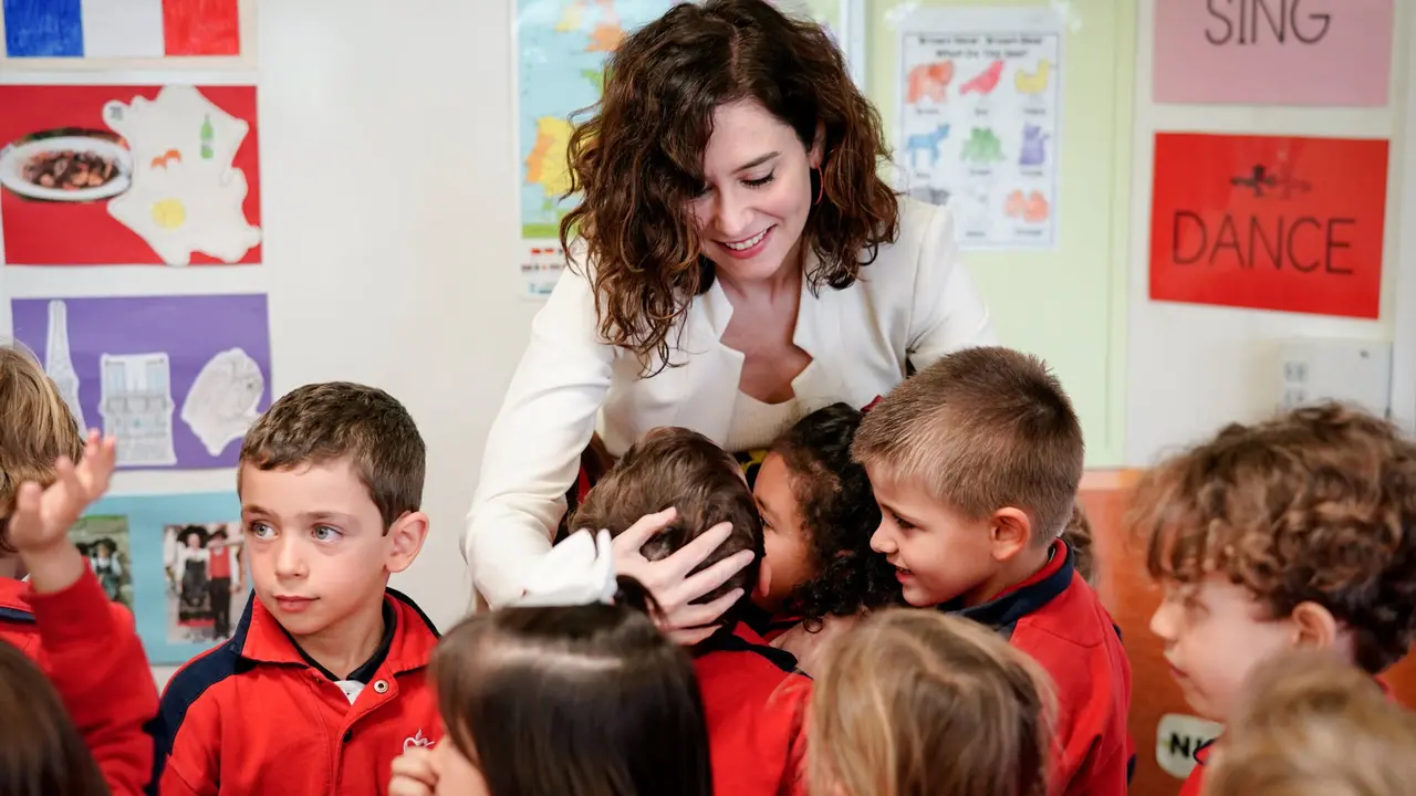 D&Iacute;AZ AYUSO VISITA EN GUADARRAMA EL COLEGIO BILING&Uuml;E SAN AGUST&Iacute;N LOS NEGRALES