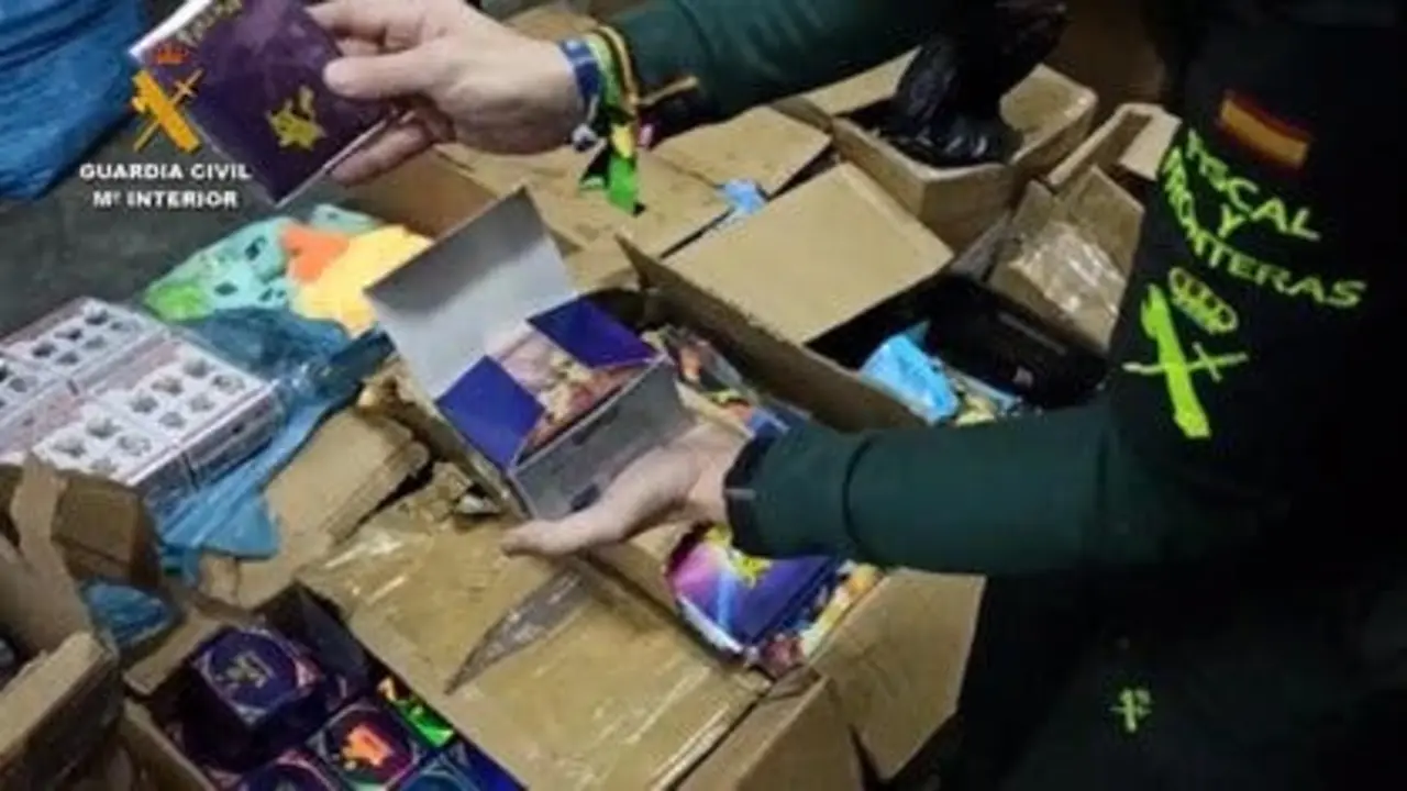 23/12/2022 Sucesos.- Requisados m&aacute;s de 350.000 juguetes fraudulentos y peligrosos para los ni&ntilde;os.

Agentes de la Guardia Civil, con destino en la Unidad Fiscal y Fronteras de Madrid, han logrado la detecci&oacute;n y retirada del mercado de 352.760 juguetes fraudulentos y peligrosos que se encontraban en establecimientos dedicados a la distribuci&oacute;n e importaci&oacute;n, ha informado la Comandancia de Madrid en una nota de prensa.

POLITICA ESPA&Ntilde;A EUROPA MADRID SOCIEDAD
GUARDIA CIVIL