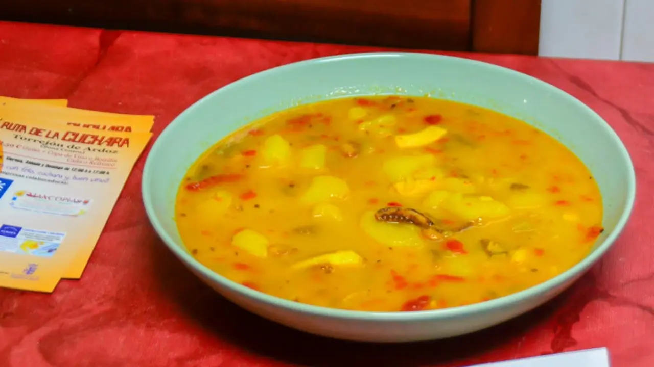 Tapear &ldquo;de cuchara&rdquo; acompa&ntilde;ado de una copa de vino, refresco, botell&iacute;n o ca&ntilde;a por solo 2,5 euros. Esa es la exquisita propuesta de 19 establecimientos de la Zona Centro de Torrej&oacute;n a partir del pr&oacute;ximo viernes 23 y hasta el domingo 25 de febrero. El alcalde de Torrej&oacute;n de Ardoz, Ignacio V&aacute;zquez, el concejal de Empleo, Juventud y Festejos, Alejandro Navarro Prieto, y hosteleros de la ciudad han presentado esta ma&ntilde;ana la iniciativa gastron&oacute;mica. Se trata de la V edici&oacute;n de la Ruta de la Cuchara en la que los restaurantes y bares participantes ofrecer&aacute;n platos de cuchara como cocidos, potajes, marmitako, caldereta o migas, que con las bajas temperaturas del clima invernal son los que m&aacute;s apetecen. La iniciativa se vuelve a poner en marcha debido al &eacute;xito de las anteriores ediciones bajo el lema &ldquo;Torrej&oacute;n con fr&iacute;o, cuchara y buen vino&rdquo;. El horario de este evento gastron&oacute;mico que se consolida con nombre propio en la ciudad ser&aacute; de 12:00 a 17:00 horas.