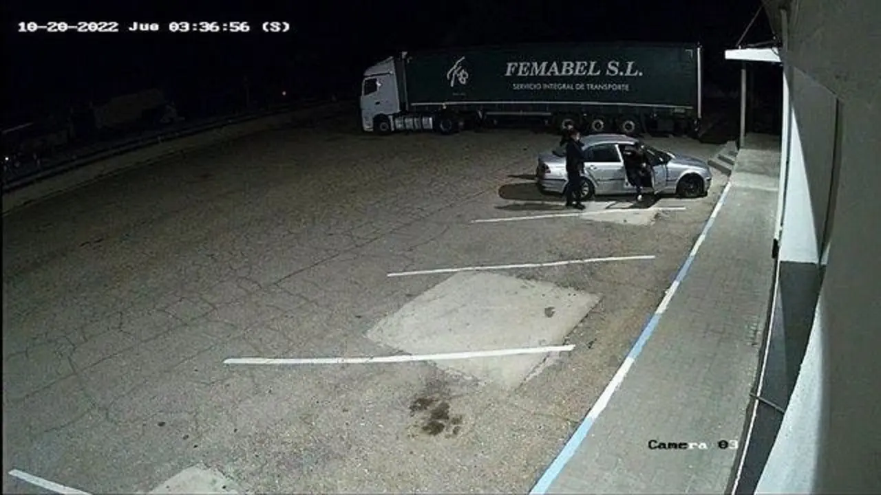 18/07/2023 Desmantelado un grupo criminal que robaba mercanc&iacute;as en camiones aparcados en &aacute;reas de servicio.

Agentes de la Guardia Civil con destino en el &Aacute;rea de Investigaci&oacute;n del Puesto Principal de Arganda del Rey han logrado, en el marco de la operaci&oacute;n 'Gato con botas', la desmantelaci&oacute;n de un grupo criminal formado por once personas dedicado al robo con fuerza a camiones de mercanc&iacute;as que se encontraban estacionados en &aacute;reas de servicio de la provincia de Toledo, ha informado este martes la Comandancia de Madrid en una nota de prensa.

POLITICA ESPA&Ntilde;A EUROPA MADRID SOCIEDAD
GUARDIA CIVIL