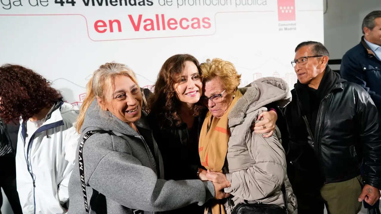 D&Iacute;AZ AYUSO ENTREGA LAS LLAVES DE VIVIENDAS DE PROMOCI&Oacute;N P&Uacute;BLICA A SUS INQUILINOS EN EL MADRILE&Ntilde;O DISTRITO DE VALLECAS
