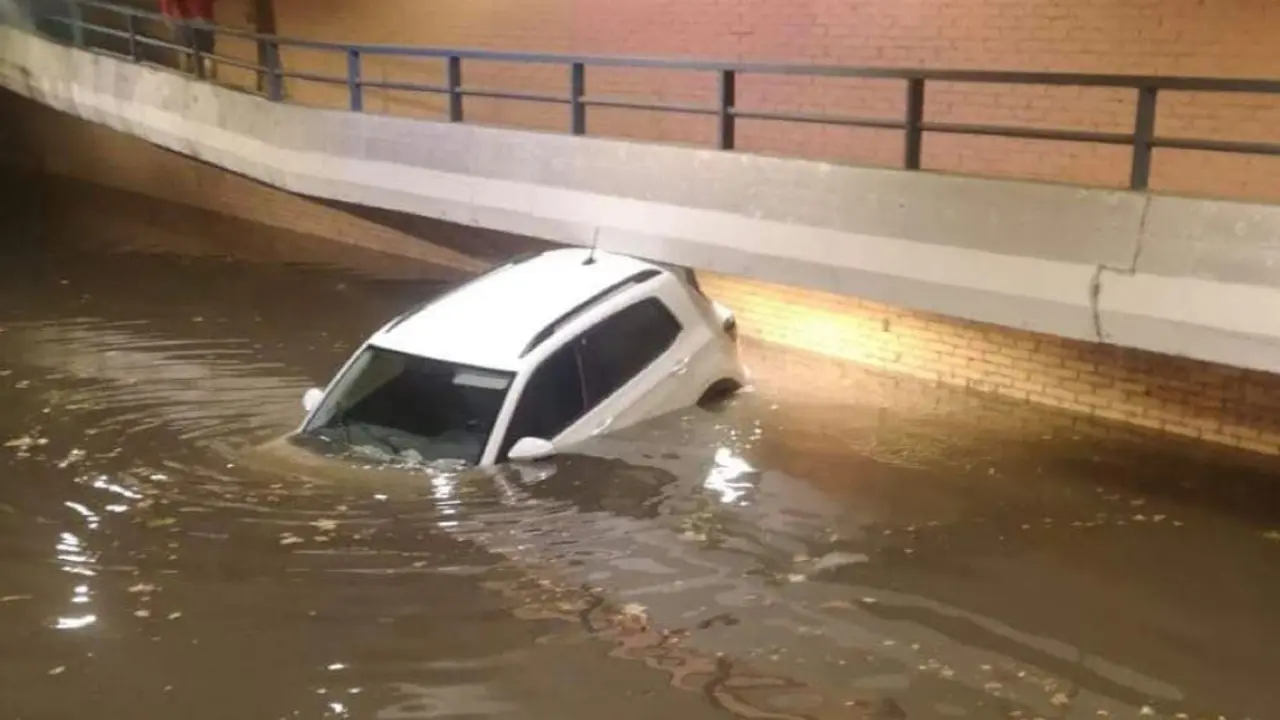 Un veh&iacute;culo atrapado en el t&uacute;nel de la calle Torrelaguna en 2023 (cedida a MiraCorredor). 