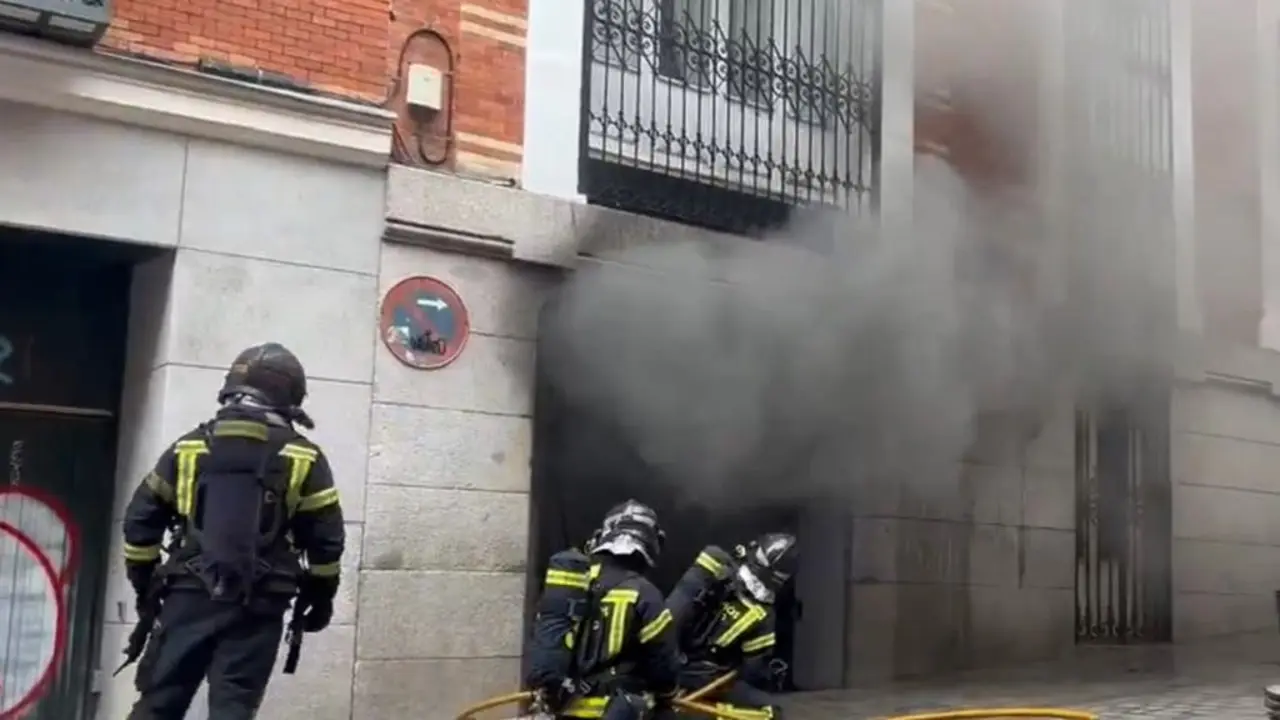 Un incendio en un garaje de Madrid genera una gran humareda. Bomberos en acci&oacute;n.