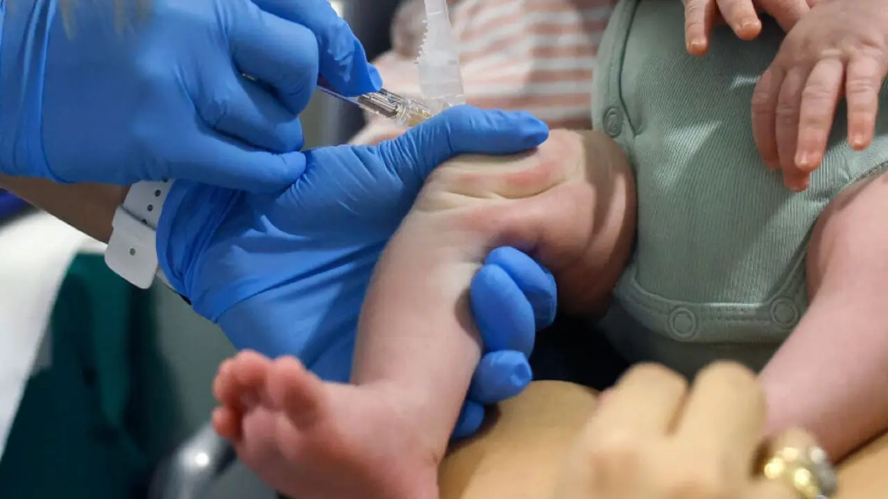 La Comunidad de Madrid inicia la vacunaci&oacute;n de 50.000 beb&eacute;s contra el virus que causa bronquiolitis.