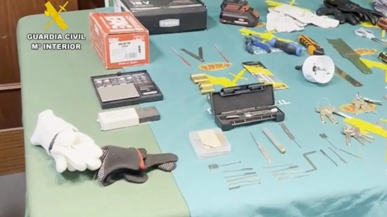 La Guardia Civil desarticula un grupo criminal especializado en robos en viviendas.