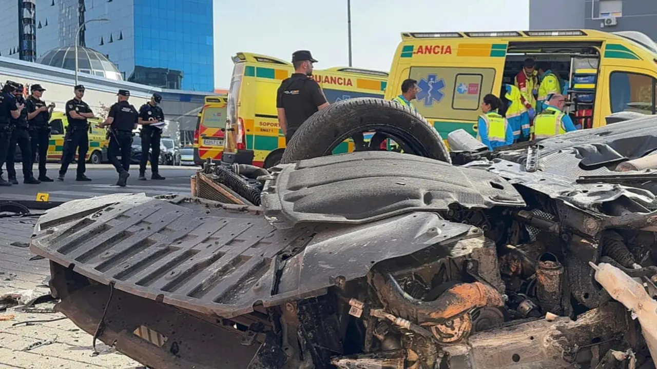 Un coche volcado tras una persecuci&oacute;n policial en Fuenlabrada ha dejado tres heridos graves.