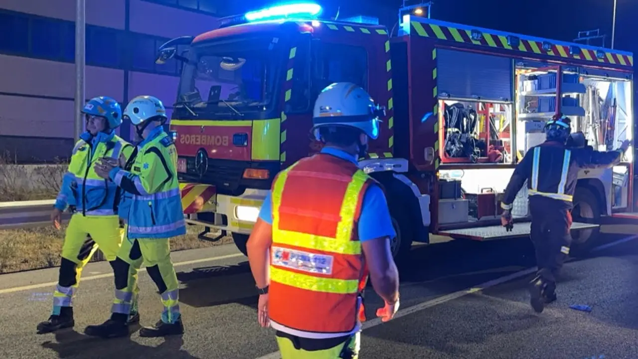 Los bomberos realizan una intervenci&oacute;n en la noche con su cami&oacute;n de emergencias.