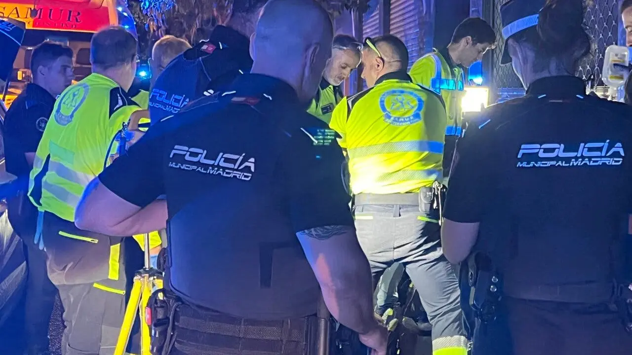 Un hombre ha sido apu&ntilde;alado en plena calle en Puente de Vallecas. La polic&iacute;a y servicios de emergencia est&aacute;n en el lugar.